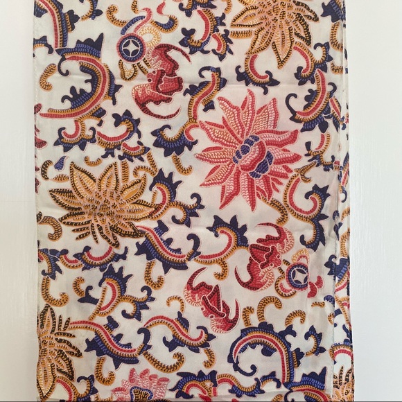 Long floral scarf - Picture 2 of 3